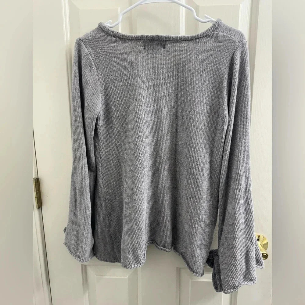 Absolutely Creative Worldwide Gray Sweater with bow on wide sleeves - Picture 7 of 8